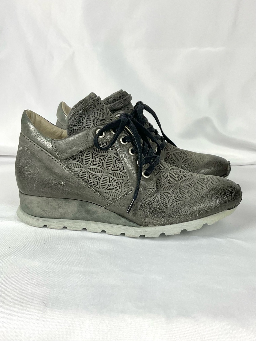 Miz Mooz Chalice Wedge Sneakers EU 38 Metallic Gray Laser Cut Lace Up - Picture 1 of 8